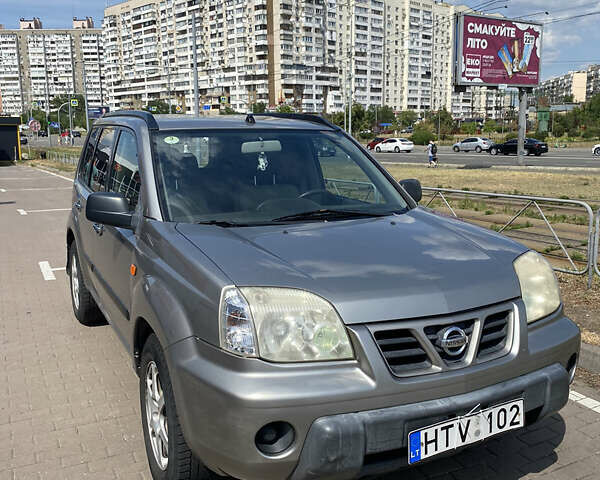 Серый Ниссан ИксТрейл, объемом двигателя 2.2 л и пробегом 230 тыс. км за 3850 $, фото 1 на Automoto.ua