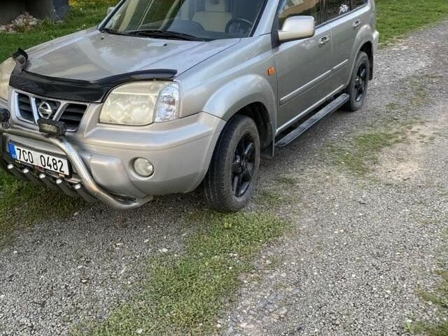 Серый Ниссан ИксТрейл, объемом двигателя 2 л и пробегом 320 тыс. км за 3500 $, фото 1 на Automoto.ua