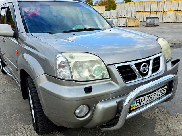 Серый Ниссан ИксТрейл, объемом двигателя 2 л и пробегом 220 тыс. км за 5800 $, фото 1 на Automoto.ua