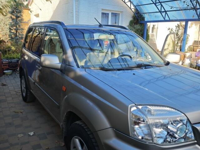 Серый Ниссан ИксТрейл, объемом двигателя 2 л и пробегом 320 тыс. км за 5500 $, фото 1 на Automoto.ua