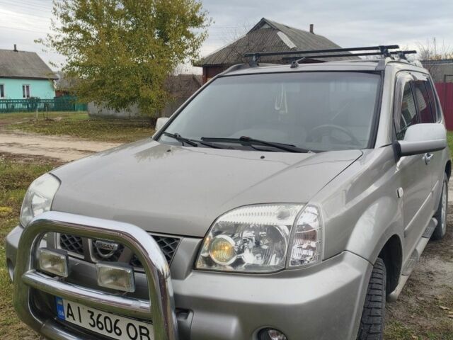 Серый Ниссан ИксТрейл, объемом двигателя 2 л и пробегом 297 тыс. км за 4500 $, фото 1 на Automoto.ua