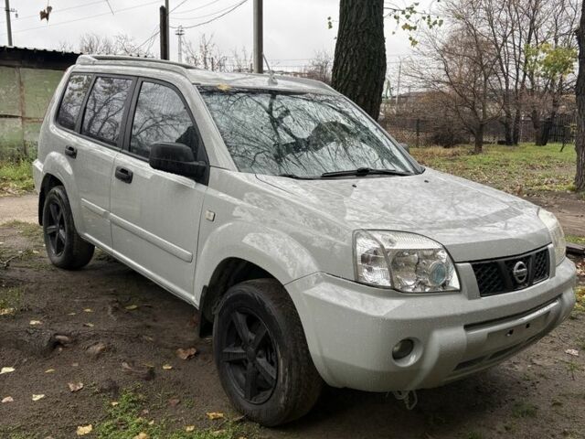 Серый Ниссан ИксТрейл, объемом двигателя 2.2 л и пробегом 350 тыс. км за 3700 $, фото 1 на Automoto.ua