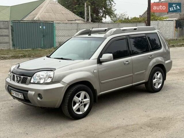 Серый Ниссан ИксТрейл, объемом двигателя 2.5 л и пробегом 265 тыс. км за 6000 $, фото 1 на Automoto.ua