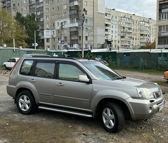 Серый Ниссан ИксТрейл, объемом двигателя 2 л и пробегом 305 тыс. км за 5100 $, фото 1 на Automoto.ua