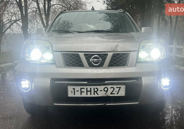 Серый Ниссан ИксТрейл, объемом двигателя 2.2 л и пробегом 323 тыс. км за 4000 $, фото 1 на Automoto.ua