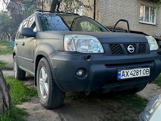 Сірий Ніссан ІксТрейл, об'ємом двигуна 2.4 л та пробігом 400 тис. км за 5000 $, фото 1 на Automoto.ua