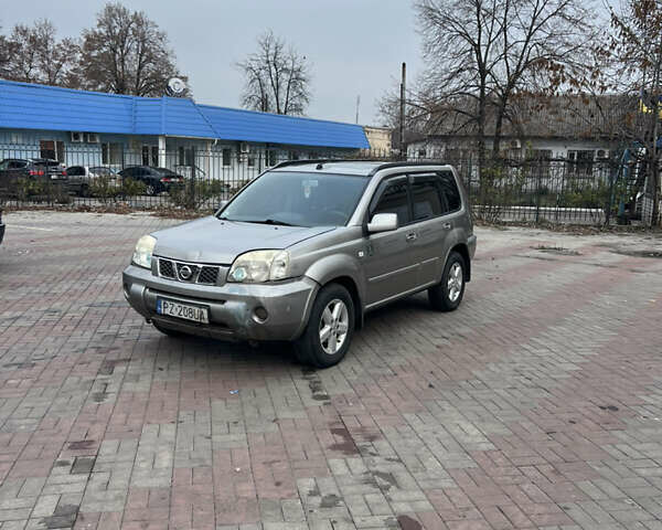 Сірий Ніссан ІксТрейл, об'ємом двигуна 2.2 л та пробігом 280 тис. км за 4100 $, фото 1 на Automoto.ua