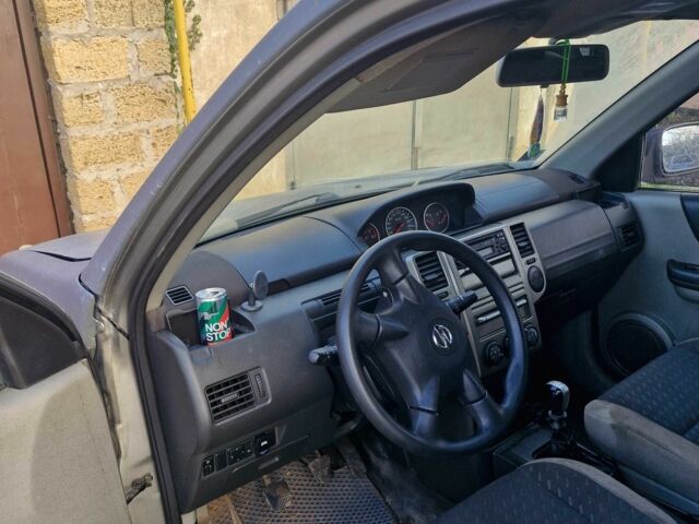 Серый Ниссан ИксТрейл, объемом двигателя 2.2 л и пробегом 307 тыс. км за 3000 $, фото 1 на Automoto.ua