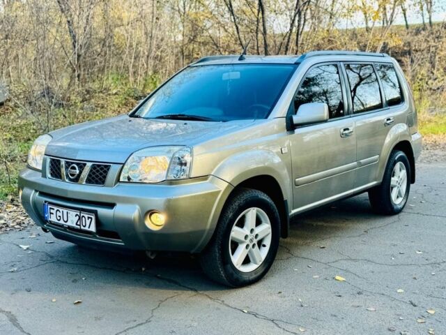 Серый Ниссан ИксТрейл, объемом двигателя 2.2 л и пробегом 270 тыс. км за 3750 $, фото 1 на Automoto.ua