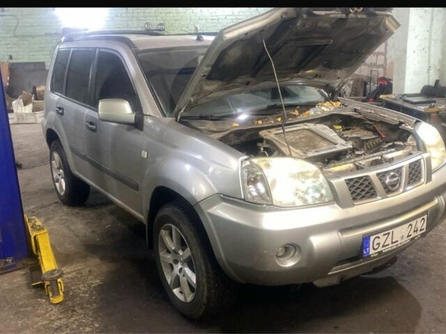 Серый Ниссан ИксТрейл, объемом двигателя 2.2 л и пробегом 280 тыс. км за 2500 $, фото 1 на Automoto.ua