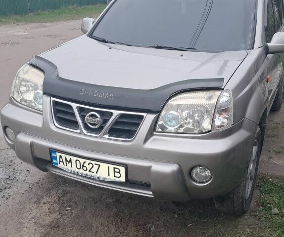 Серый Ниссан ИксТрейл, объемом двигателя 2 л и пробегом 290 тыс. км за 4950 $, фото 1 на Automoto.ua