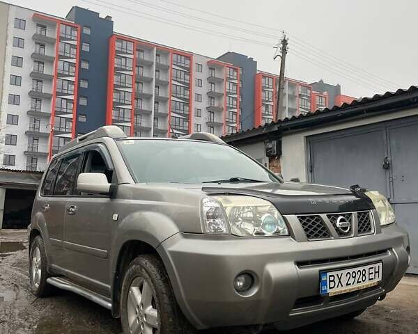 Серый Ниссан ИксТрейл, объемом двигателя 2 л и пробегом 265 тыс. км за 6000 $, фото 1 на Automoto.ua