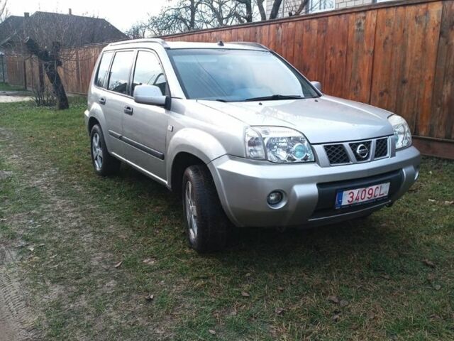Серый Ниссан ИксТрейл, объемом двигателя 2 л и пробегом 242 тыс. км за 4300 $, фото 1 на Automoto.ua