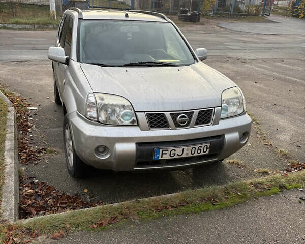 Серый Ниссан ИксТрейл, объемом двигателя 2.2 л и пробегом 195 тыс. км за 3000 $, фото 1 на Automoto.ua