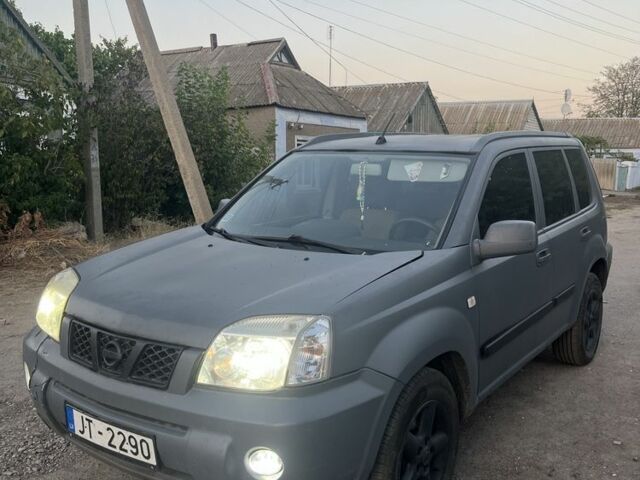 Сірий Ніссан ІксТрейл, об'ємом двигуна 2.2 л та пробігом 300 тис. км за 3200 $, фото 1 на Automoto.ua