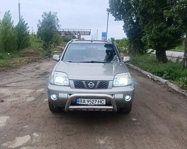 Серый Ниссан ИксТрейл, объемом двигателя 2 л и пробегом 177 тыс. км за 6300 $, фото 1 на Automoto.ua
