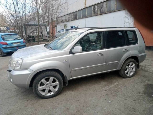 Серый Ниссан ИксТрейл, объемом двигателя 2.2 л и пробегом 330 тыс. км за 4500 $, фото 1 на Automoto.ua