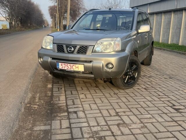 Серый Ниссан ИксТрейл, объемом двигателя 2.2 л и пробегом 300 тыс. км за 4999 $, фото 1 на Automoto.ua