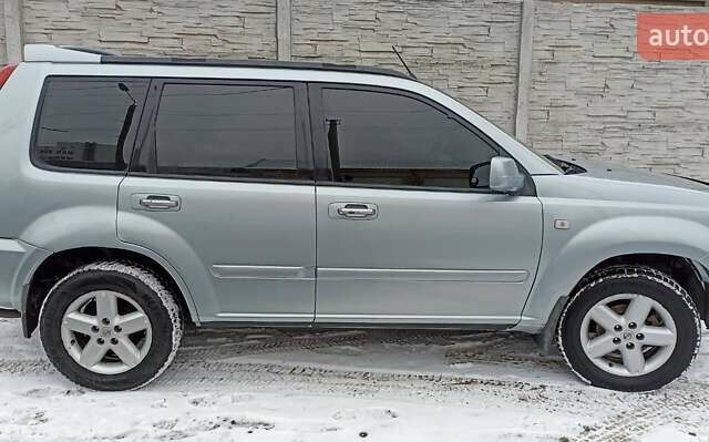 Сірий Ніссан ІксТрейл, об'ємом двигуна 2 л та пробігом 290 тис. км за 6000 $, фото 1 на Automoto.ua