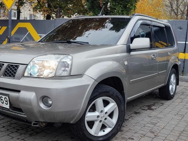 Серый Ниссан ИксТрейл, объемом двигателя 2.2 л и пробегом 293 тыс. км за 4000 $, фото 1 на Automoto.ua