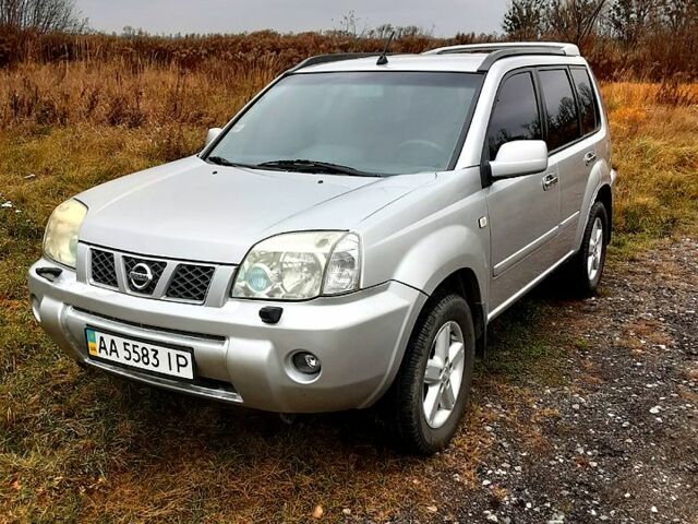 Серый Ниссан ИксТрейл, объемом двигателя 2 л и пробегом 210 тыс. км за 4500 $, фото 1 на Automoto.ua