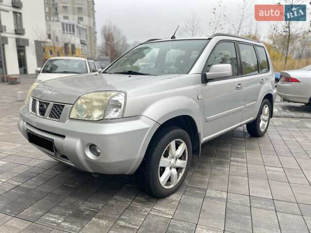 Серый Ниссан ИксТрейл, объемом двигателя 2.2 л и пробегом 299 тыс. км за 3800 $, фото 1 на Automoto.ua