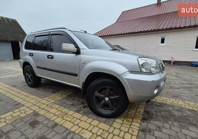 Серый Ниссан ИксТрейл, объемом двигателя 2.2 л и пробегом 490 тыс. км за 6000 $, фото 1 на Automoto.ua