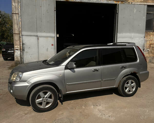 Сірий Ніссан ІксТрейл, об'ємом двигуна 2 л та пробігом 186 тис. км за 5300 $, фото 1 на Automoto.ua