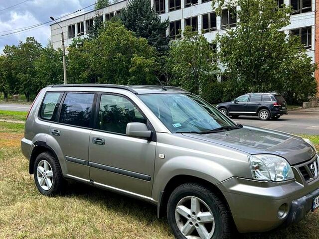 Сірий Ніссан ІксТрейл, об'ємом двигуна 2.2 л та пробігом 250 тис. км за 4800 $, фото 1 на Automoto.ua