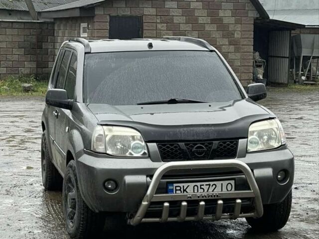 Серый Ниссан ИксТрейл, объемом двигателя 2 л и пробегом 303 тыс. км за 3600 $, фото 1 на Automoto.ua