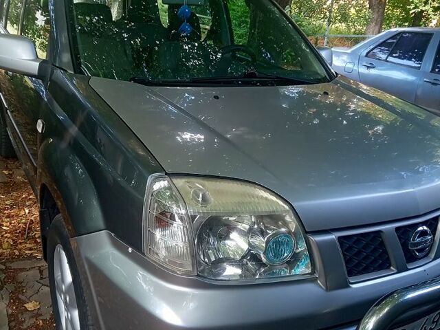 Серый Ниссан ИксТрейл, объемом двигателя 2.2 л и пробегом 255 тыс. км за 4000 $, фото 1 на Automoto.ua