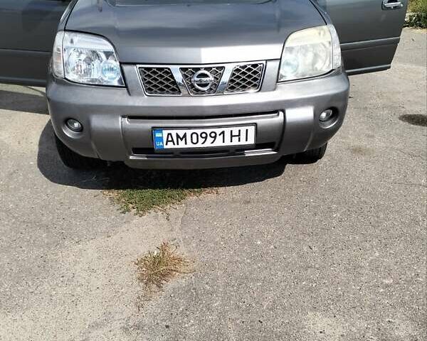 Сірий Ніссан ІксТрейл, об'ємом двигуна 2.2 л та пробігом 307 тис. км за 5700 $, фото 1 на Automoto.ua