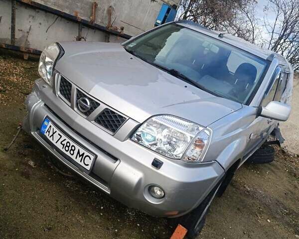 Серый Ниссан ИксТрейл, объемом двигателя 2 л и пробегом 230 тыс. км за 1500 $, фото 1 на Automoto.ua