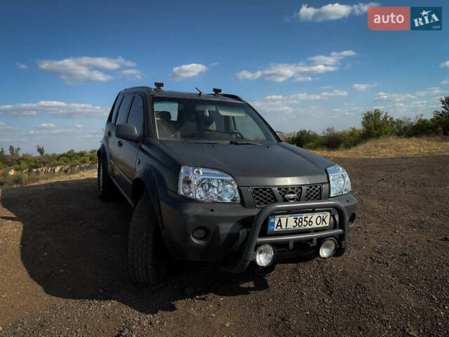 Серый Ниссан ИксТрейл, объемом двигателя 2 л и пробегом 227 тыс. км за 5600 $, фото 1 на Automoto.ua