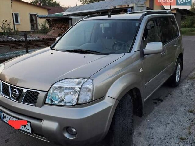 Сірий Ніссан ІксТрейл, об'ємом двигуна 2 л та пробігом 214 тис. км за 6700 $, фото 1 на Automoto.ua