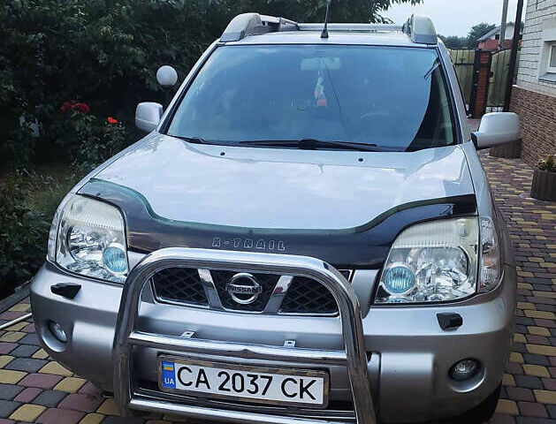 Сірий Ніссан ІксТрейл, об'ємом двигуна 2.49 л та пробігом 250 тис. км за 7500 $, фото 1 на Automoto.ua