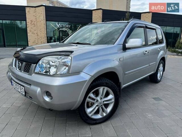 Серый Ниссан ИксТрейл, объемом двигателя 2 л и пробегом 209 тыс. км за 6800 $, фото 1 на Automoto.ua