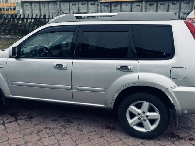 Серый Ниссан ИксТрейл, объемом двигателя 2 л и пробегом 240 тыс. км за 6400 $, фото 1 на Automoto.ua