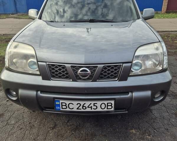 Серый Ниссан ИксТрейл, объемом двигателя 2.2 л и пробегом 383 тыс. км за 6000 $, фото 1 на Automoto.ua