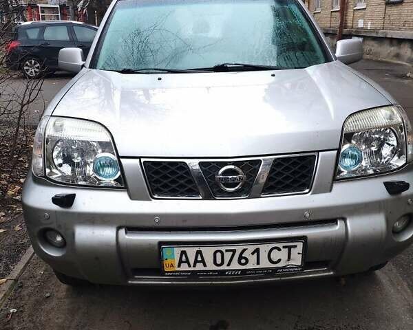 Сірий Ніссан ІксТрейл, об'ємом двигуна 2 л та пробігом 196 тис. км за 9000 $, фото 1 на Automoto.ua