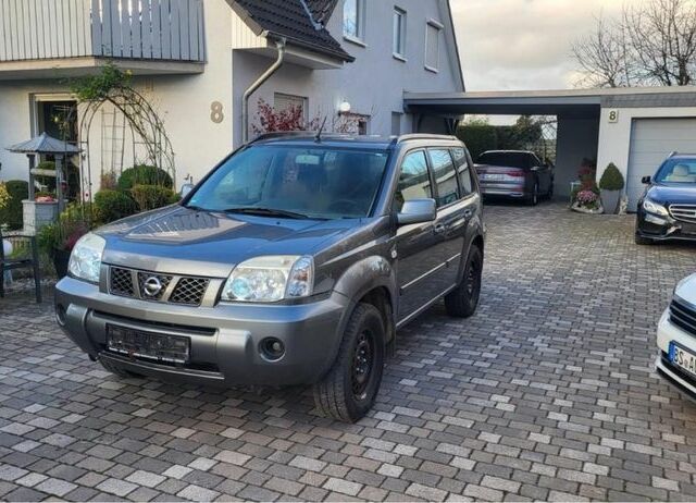 Серый Ниссан ИксТрейл, объемом двигателя 2.2 л и пробегом 214 тыс. км за 3990 $, фото 1 на Automoto.ua