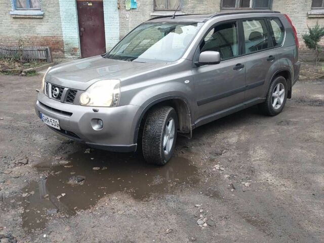Серый Ниссан ИксТрейл, объемом двигателя 2 л и пробегом 318 тыс. км за 5000 $, фото 1 на Automoto.ua