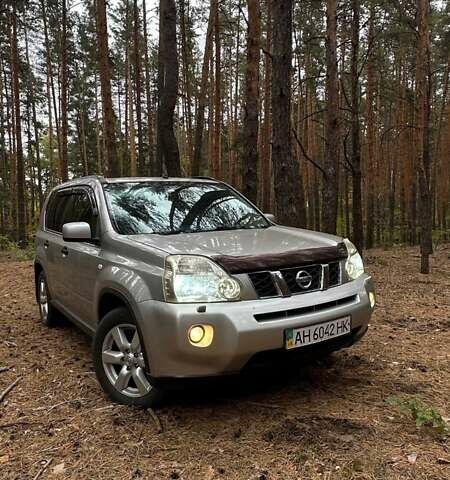 Сірий Ніссан ІксТрейл, об'ємом двигуна 2 л та пробігом 283 тис. км за 8000 $, фото 1 на Automoto.ua