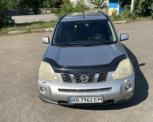 Серый Ниссан ИксТрейл, объемом двигателя 2.49 л и пробегом 248 тыс. км за 9800 $, фото 1 на Automoto.ua