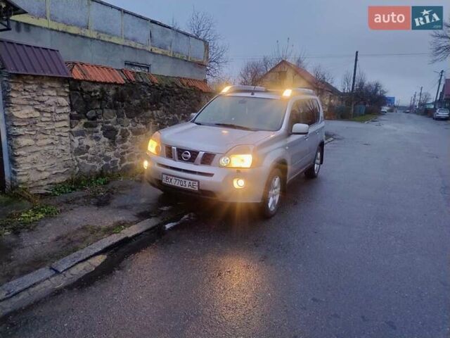 Серый Ниссан ИксТрейл, объемом двигателя 2 л и пробегом 275 тыс. км за 7200 $, фото 1 на Automoto.ua