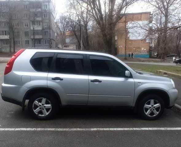 Сірий Ніссан ІксТрейл, об'ємом двигуна 2 л та пробігом 215 тис. км за 5999 $, фото 1 на Automoto.ua