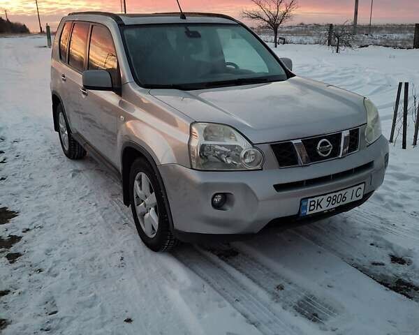 Сірий Ніссан ІксТрейл, об'ємом двигуна 2 л та пробігом 280 тис. км за 8000 $, фото 1 на Automoto.ua