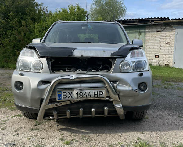 Серый Ниссан ИксТрейл, объемом двигателя 2 л и пробегом 349 тыс. км за 6900 $, фото 1 на Automoto.ua