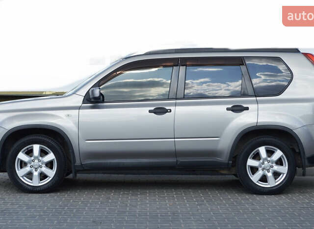 Серый Ниссан ИксТрейл, объемом двигателя 2 л и пробегом 180 тыс. км за 9500 $, фото 1 на Automoto.ua