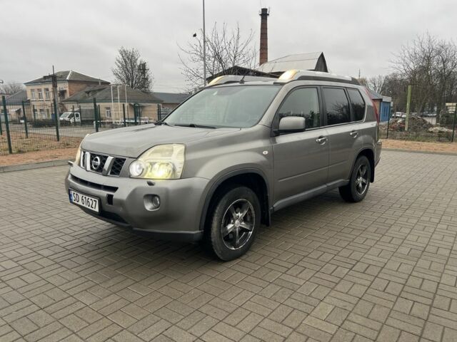 Сірий Ніссан ІксТрейл, об'ємом двигуна 2 л та пробігом 209 тис. км за 5200 $, фото 1 на Automoto.ua